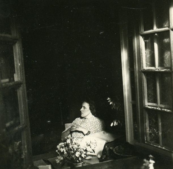 Betti Alver in his place of residence in Tartu, Park Tn. 2 basement roofs 20. VII 1952.