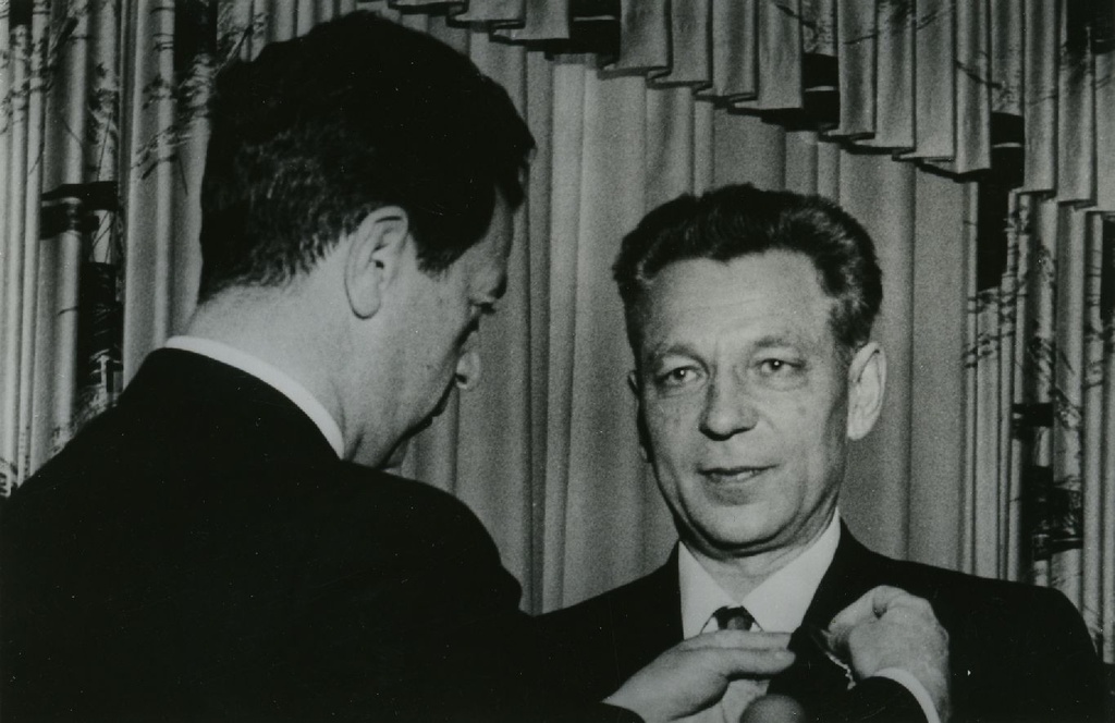 Aleksander Aspel is given the Order of Aulegion