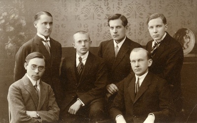 E.Ü.S. Founders of "Veljesto", first university graduates 1923/24: a. Annist, J. Mägiste, h. Moora, a. Koort, J. e. Õunapuu, a. Oras  duplicate photo