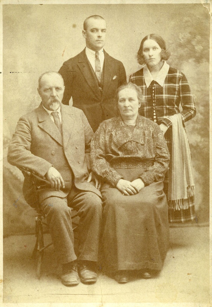 Betti Alver with his father, mother and brother 12. IV 1925