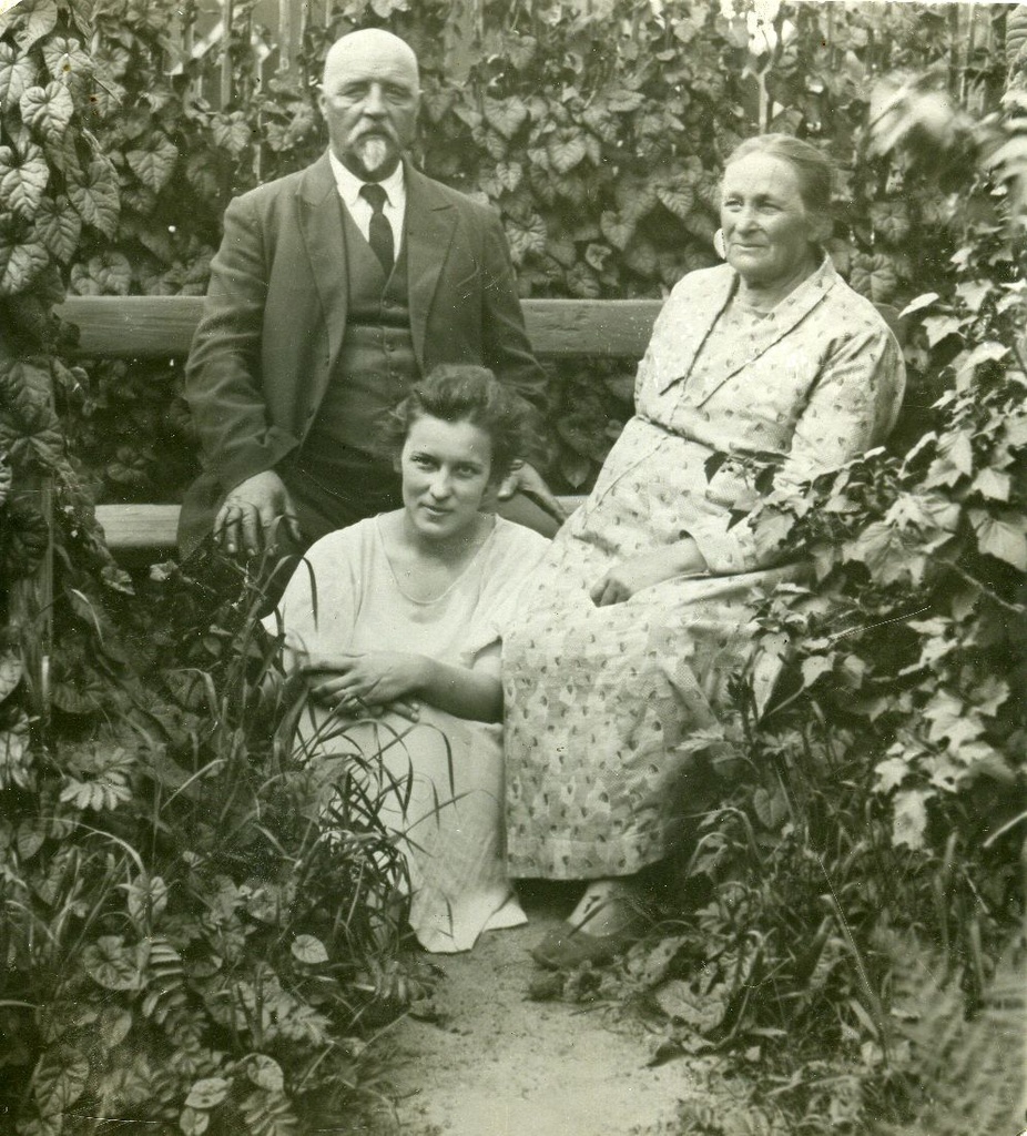 Betti Alver with his father and mother [in the Holy One of 1930s]