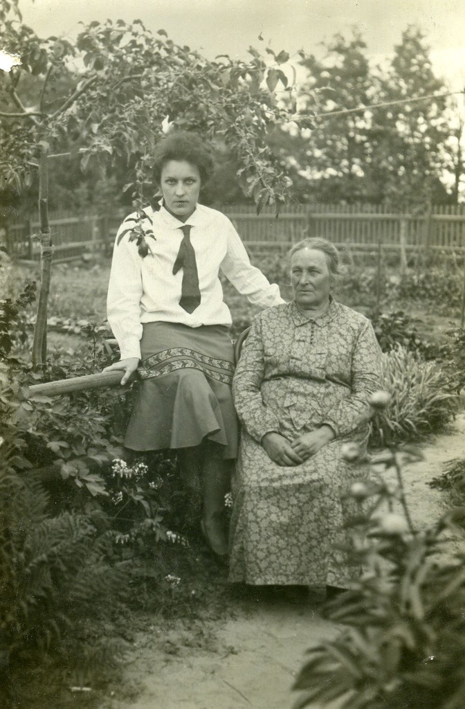 Betti Alver and his mother [in 1930]