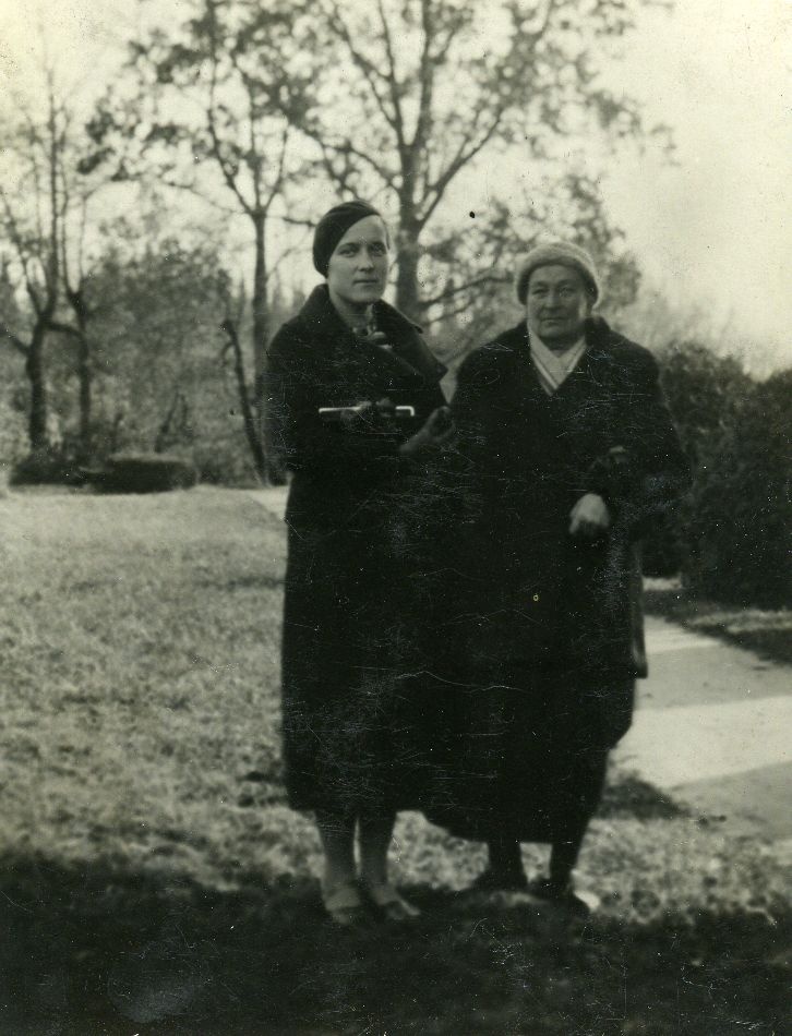 Betti Alver and his mother [1920s]
