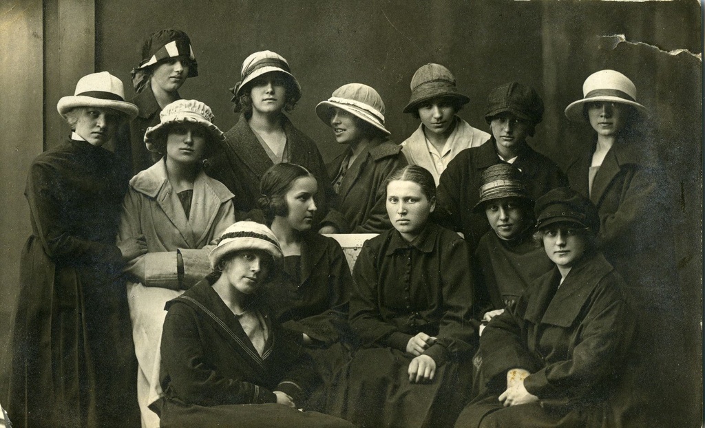 E.N.K.S. Students of the girls' Gymnasium. Betti Alver, Elfriede Jaska etc.