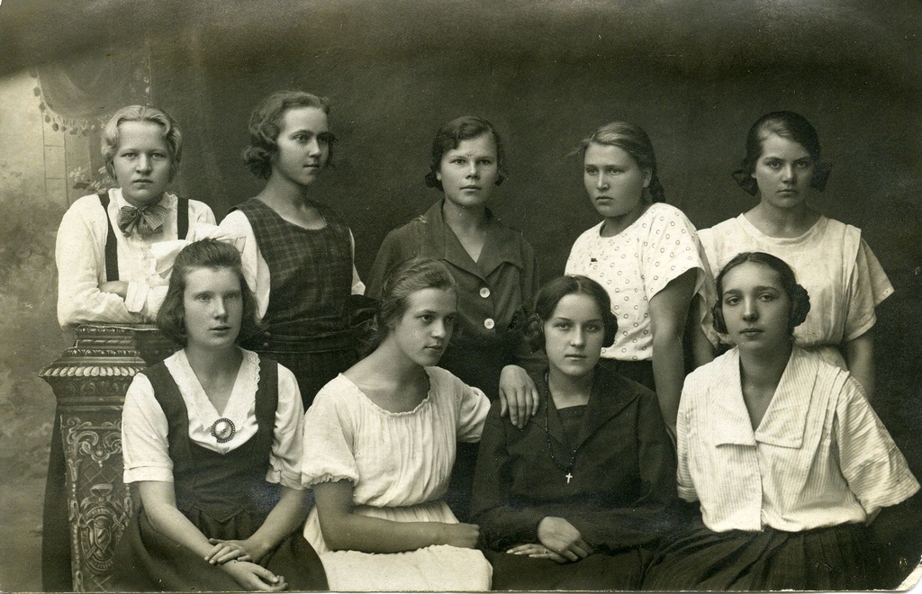 E.N.K.S. Students of the girls' Gymnasium [VI a kl. 1921. A.].M. Lock, [m. Kesikmarj], Betti Alver, e. Wiira, e. Jaska, m. Soosaar, L. Ummer, [S.Perv]