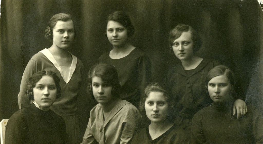 E.N.K.S. Students of the girls' Gymnasium VII a kl. 1922. a. B. Alver, m. Ehrenberg, L. Paigaline, Kilkson, s. Reial, [s. Lepik], m. Touart