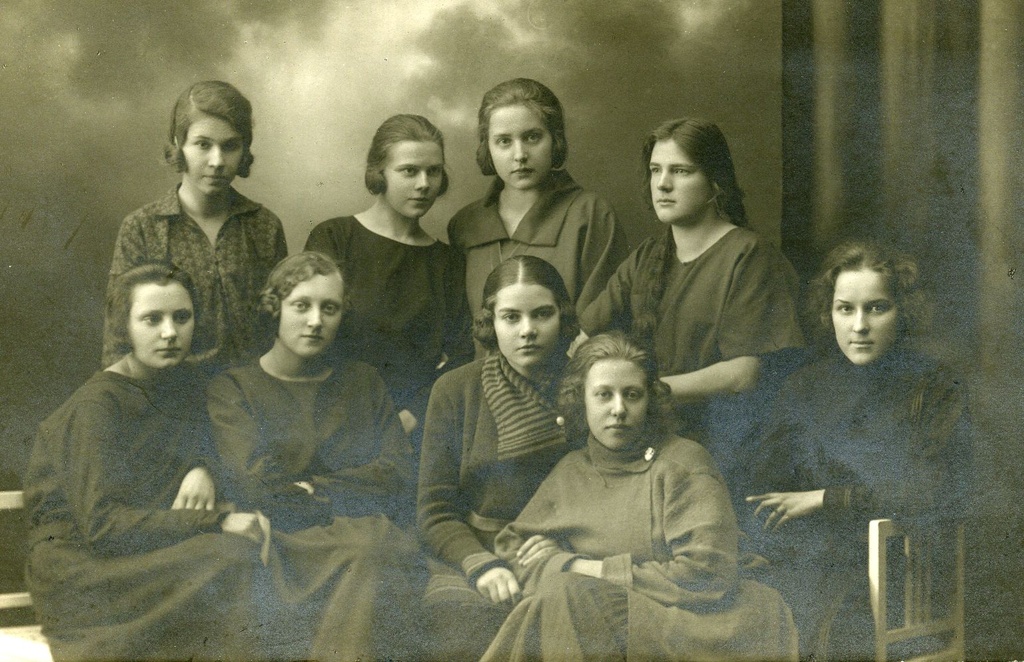 E.N.K.S. Students of the girls' Gymnasium [1923 VIII a.m.]. I r. vas. 1) m. Lentso, 2) m. Touart, 3) s. Perv, 4) s. Rammo, 5) b. Alver; II r. vas. 1) m. Ehrenberg, 2) s. Lepik, 3) e. Ottenson, 4) o. Olesk