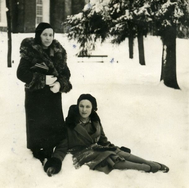 Betti Alver with school sister Toomel [in the middle of the 1920s]