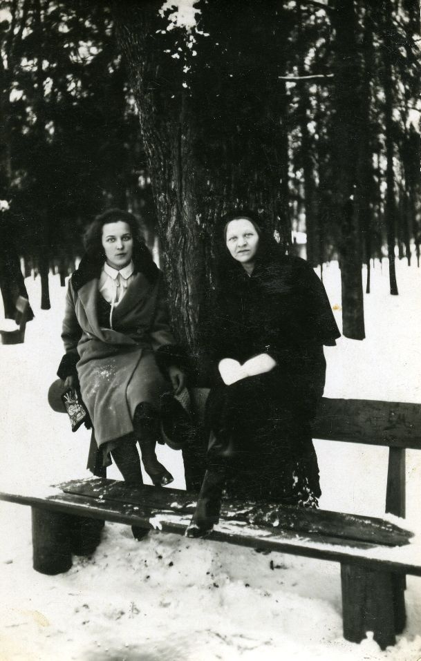 Betti Alver and Elfriede Jaska Toomel [1920/30]