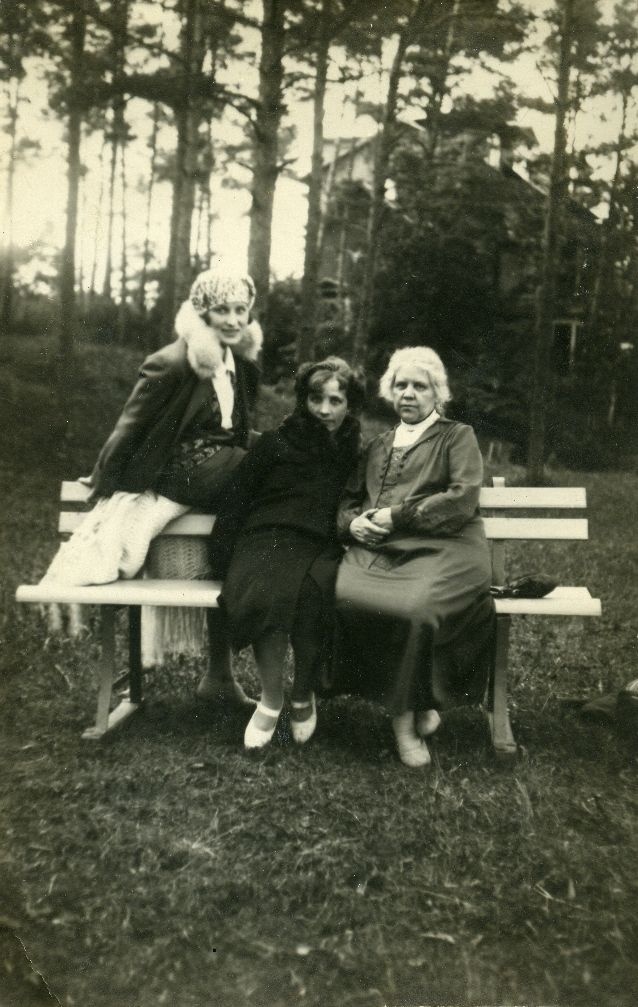Betti Alver with unknown Narva-Jõesuusu on June 6, 1929.