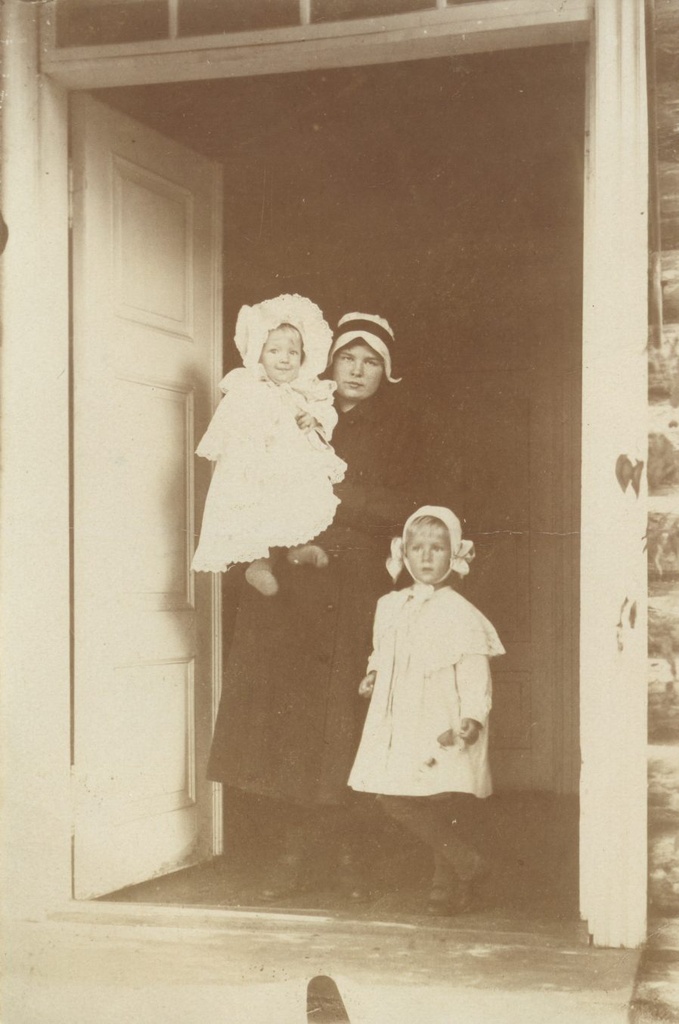 Orvo and Iris Ast in childhood