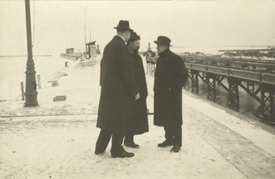 Konstantin Päts, J. Pitka, on the back of August Rei in the port of Tallinn  duplicate photo