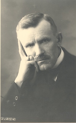 J. Lattik  duplicate photo