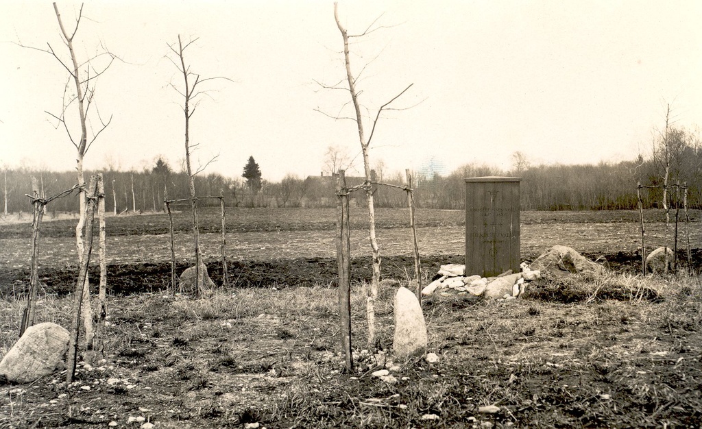 Kreutzwald's memoir above the Cross Forest, probably. Song father's birthplace in Jõepere