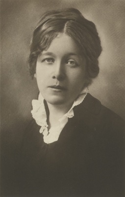 Marie Under  similar photo