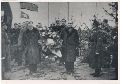 The relocation of Hans Heidemann in 1940. In Tartu. J. Vares-Barbarus wearing a cross on the right.  duplicate photo