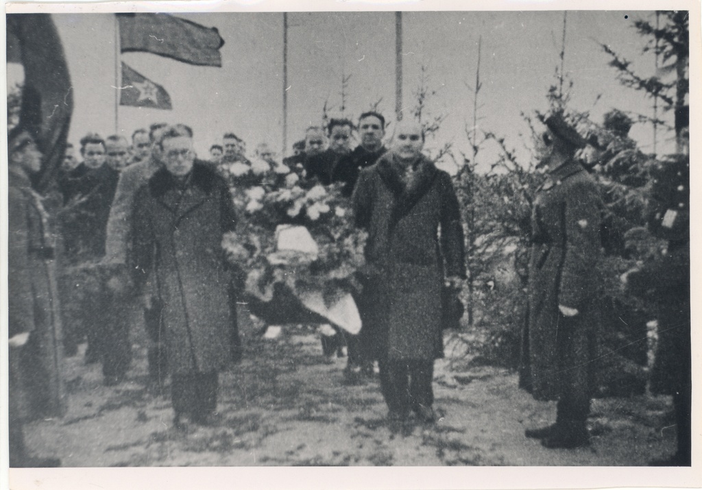 The relocation of Hans Heidemann in 1940. In Tartu. J. Vares-Barbarus wearing a cross on the right.