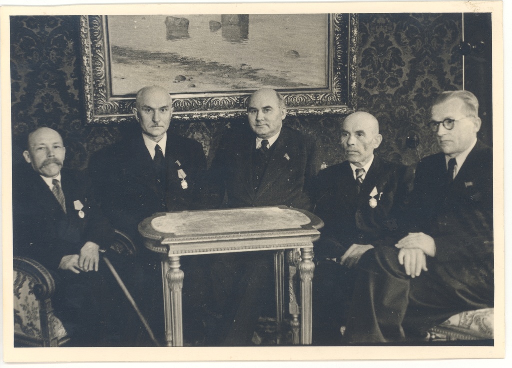 J. Vares-Barbarus with honored judges in Kadrioru Castle 14.06.1945