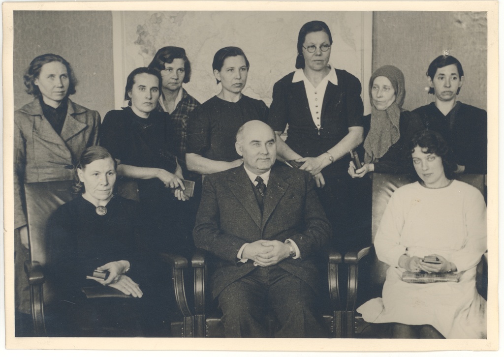 J. Vares-Barbarus with Awarded Mothers in Kadrioru Castle 8.08.1945