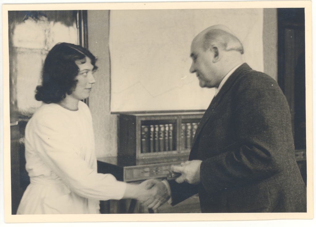 J. Vares-Barbarus gave orders to the mothers in Kadrioru Castle 8.08.1945.