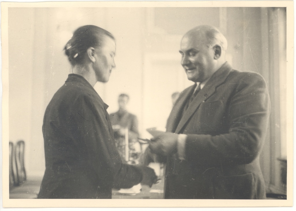J. Vares-Barbarus gave orders to the mothers in Kadrioru Castle 8.08.1945.