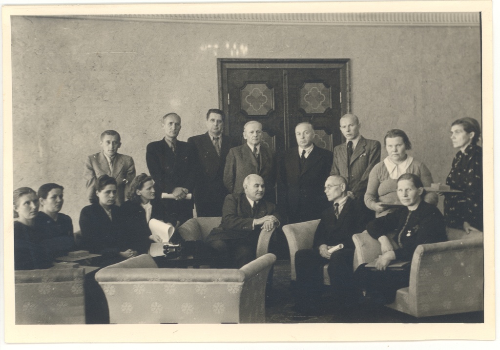 J. Vares-Barbarus discusses awards with mothers 17.09.1946