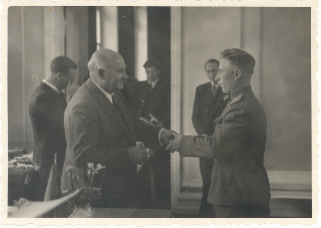 J. Vares-Barbarus (left) ordenit giving