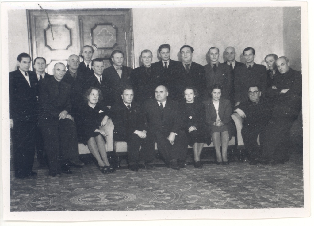 J. Vares-Barbarus (1st row 4 from left)
