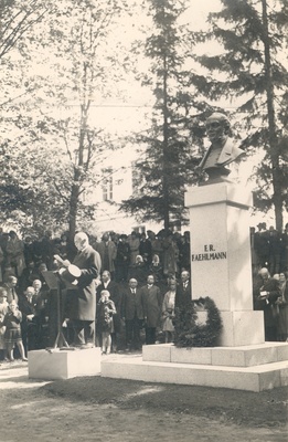 Dr. f. R. Faehlmann's memorial pillar was opened at 18. V 1930 Toomemäel, Tartu. K. e. Sööt, Chairman of Faehlmann's Memory Reporting Committee  duplicate photo