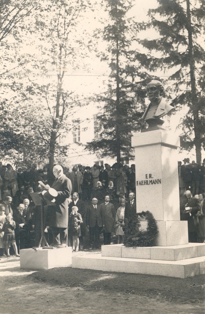 Dr. f. R. Faehlmann's memorial pillar was opened at 18. V 1930 Toomemäel, Tartu. K. e. Sööt, Chairman of Faehlmann's Memory Reporting Committee