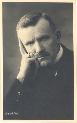 J. Lattik  duplicate photo