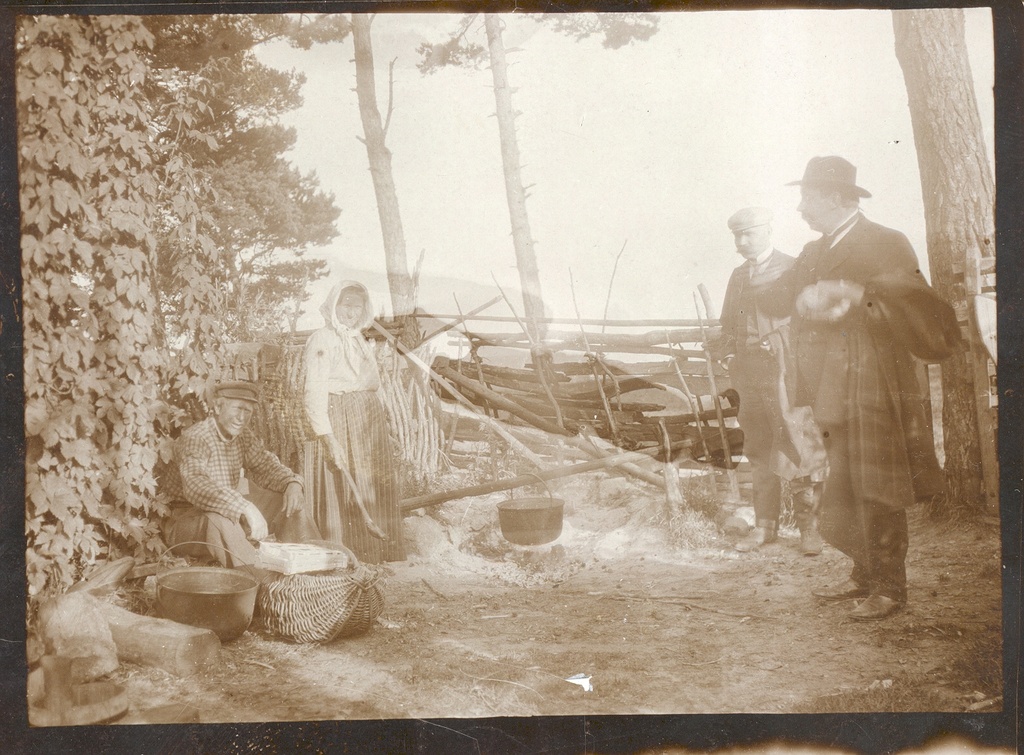 Paldrock, a Dr. (1st right) and Sööt, in the yard of the islands of K.E. in 1906.