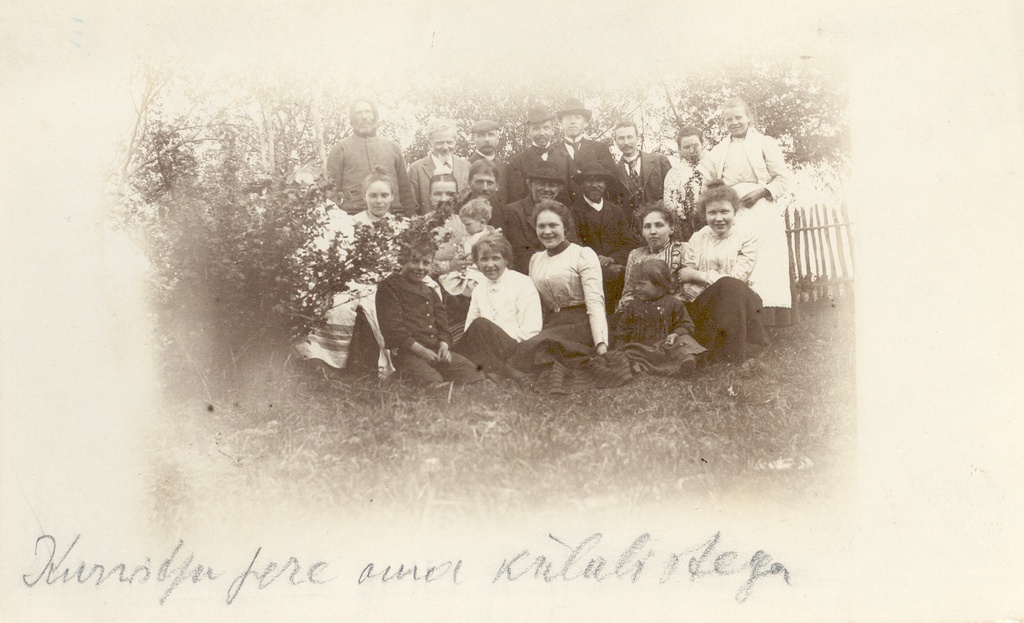 The family of Sööt J. with its guests at Kurvitsa farm