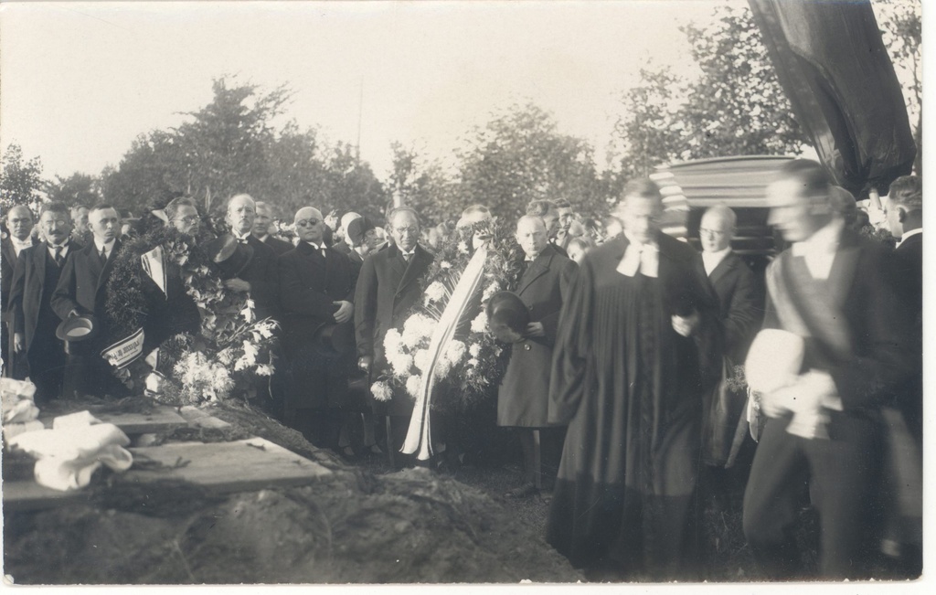 Põld, Peeter. The cemetery is transported to the cemetery of Tartu Paulus