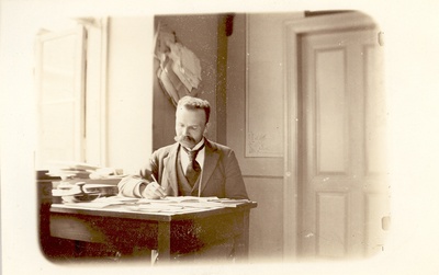 K. e. Sööt in his business in Tartu, Aleksandri tn. 5, 1901  duplicate photo