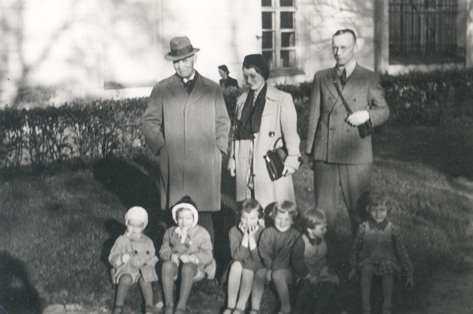 K. e. Sööt, R. Ritsing and Ms. x with their careers, among the latter Mr. Ritsingu son and daughter (on the left side), 1. VI 1939