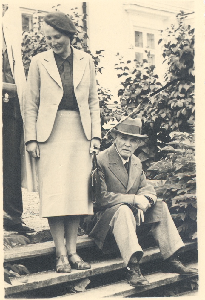 K. e. Sööt with an unknown woman in Kärdlas Tiigi tn. 13. Learning. Mrs. Photo of L. Weather 15. VII 1939