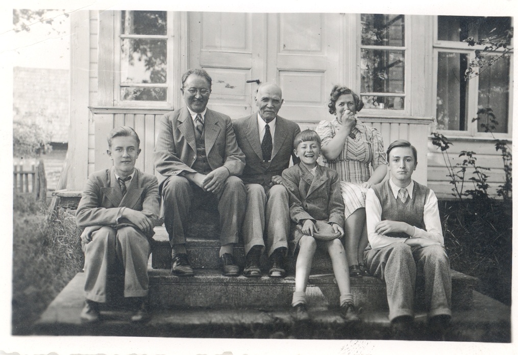K. e. Sööt Willem Grünthal-Ridala family in the middle of their summer in Muhumaa 16. VII 1939