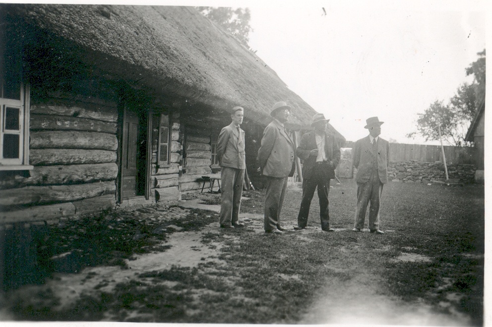 Muhu Island in the farm courtyard: W. Grünthal-Ridala, K. e. Food and master with his son