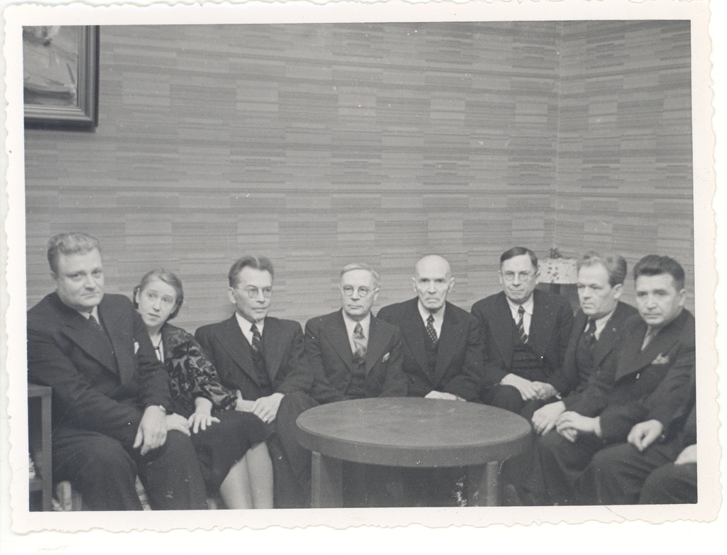 Group of members of the Estonian Association of Writers Ed. On the 60th birthday of Hubel (m. Metsanurga) 1939: a. Jakobson, Mrs. Tuglas, Fr. Tuglas, Mait Forestangle, K. e. Sööt, h. Raudsepp, p. Vallak, m. Jürna
