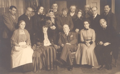 Hindrey, Karl August - in the middle of "Raidaru kirikumõisa" with figures in "Estonia" 1935  duplicate photo