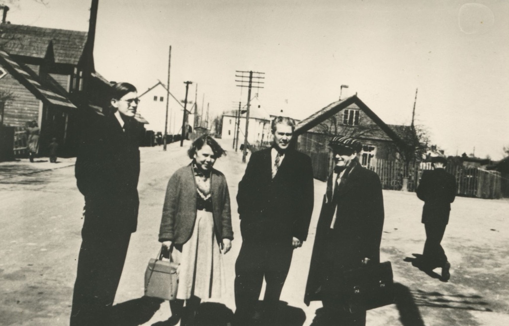 O. Utt, f . Home, e. Mouse in Antslas at a meeting with readers (1957)