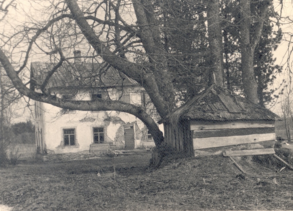 Ao Manor. On the front of the old gardenhouse