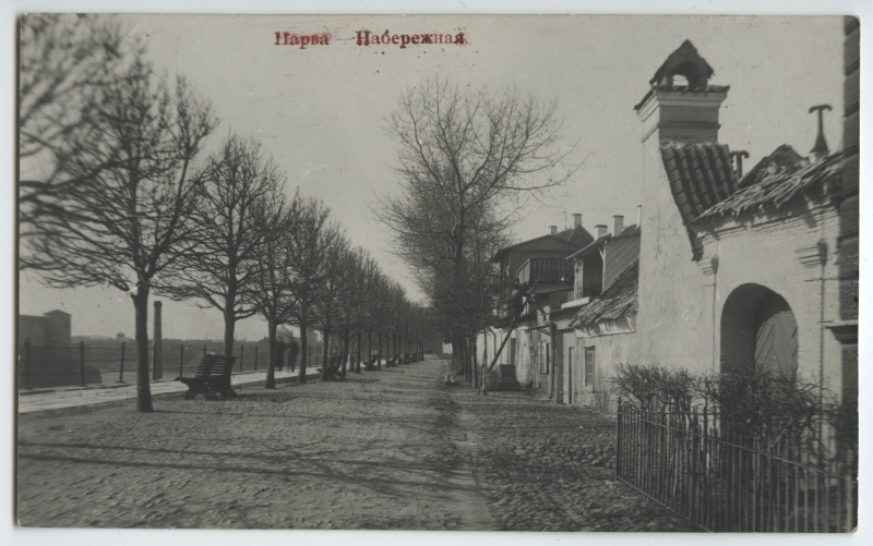 Narva coastline. Puiestee on Kalda Street, left Narva River - view along the bastion south