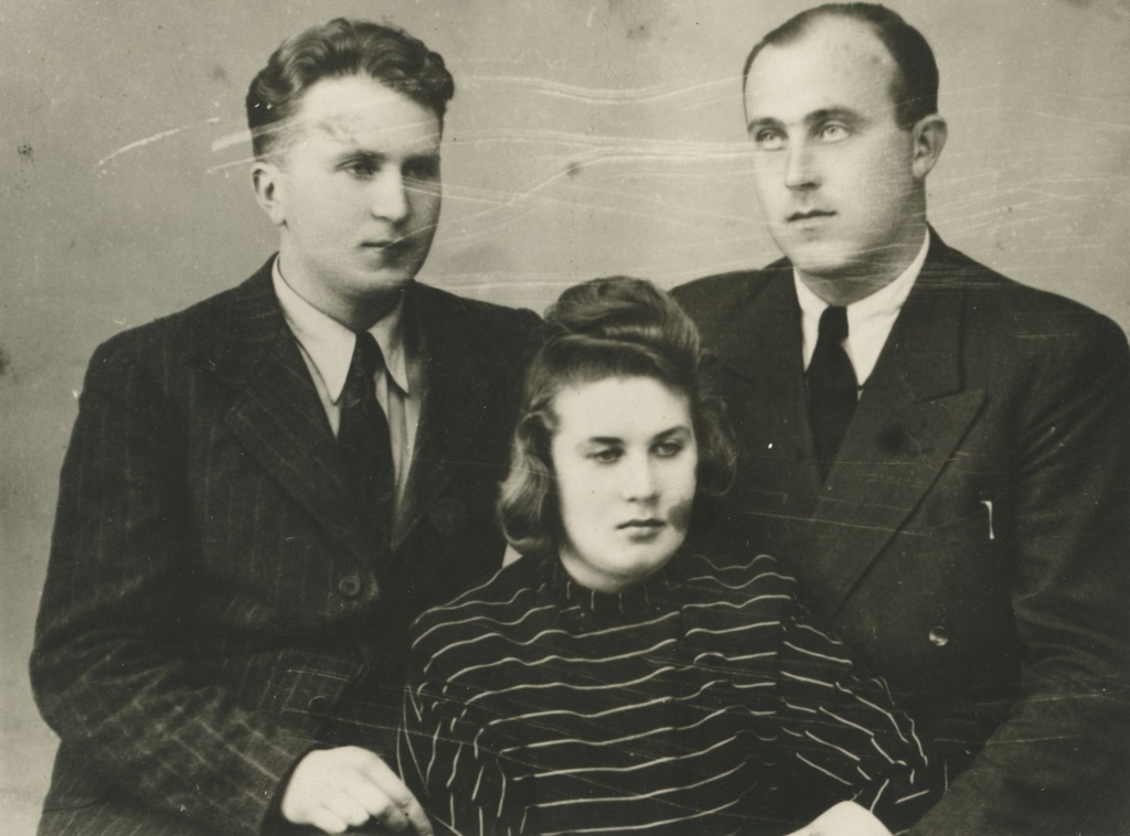 Mart Kiirats (Mats Mõtslase) children: Mart, Ilmar and Erika before 1940.