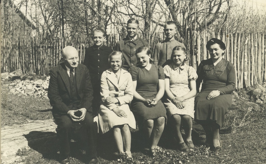 Break primary school class VI on the left õp Mart Kiirats (Mats Mõtslane), on the right õp. Eliise Heinväli 1938 or 1939