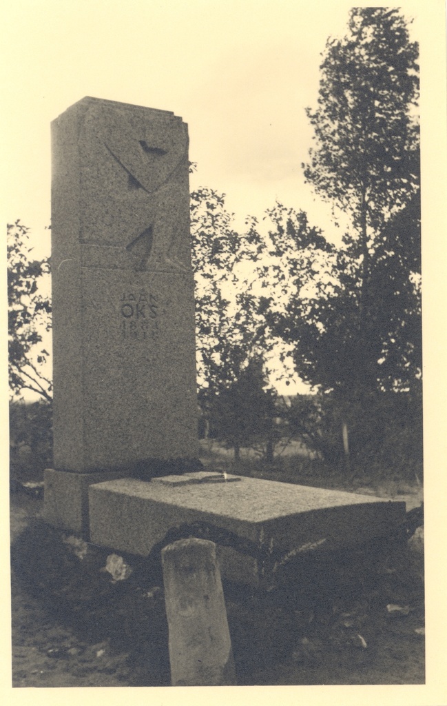 Jaan Oks 'a grave in Tallinn on Rahumägi