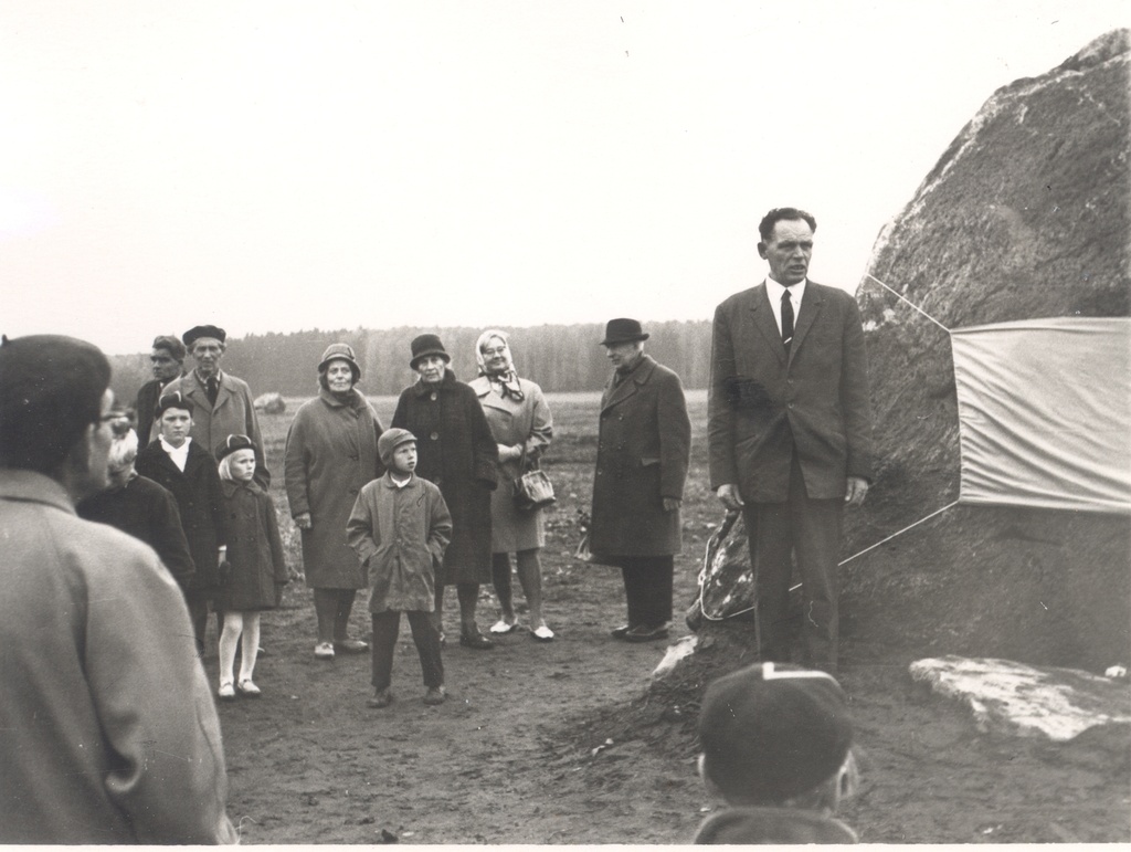 Jakob Tamme's memorial stone opening itself. Ringi khk., Teedla, Tops farm land. 1. X 1967