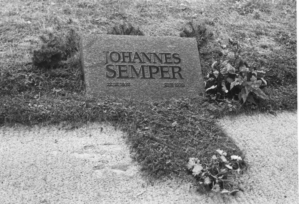 Johannes Semper i grave in Tallinn at Metsakalmist in 1974.