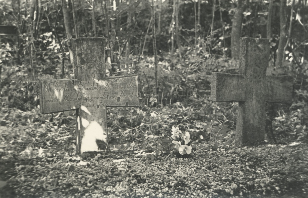 M. Under's ancestors' cemeteries in Kassar 1972.